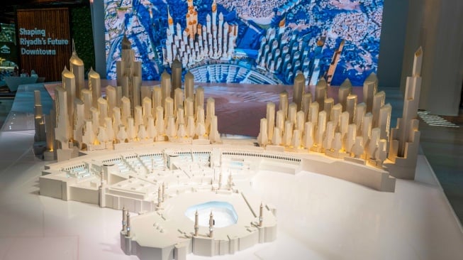 Pengunjung melihat maket proyek King Salman Gate  pada ajang Cityscape Global 2025 di Riyadh, Arab Saudi. [Handout] 