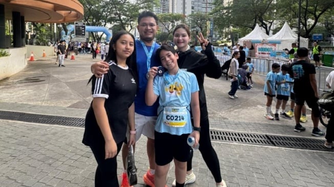 Shyalimar Malik sangat gembira karena sang suami yang kerja di luar negeri, Eric Syafutra mau menyempatkan waktu olahraga bareng anak-anaknya. [Instagram]