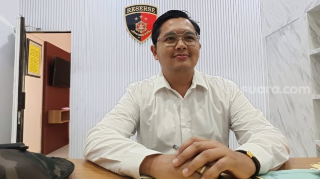 Kasat Reskrim Polresta Solo, AKP Derry Eko Setiawan saat ditemui awak media, Senin (24/11/2025). [Suara.com/Ronald Seger Prabowo]
