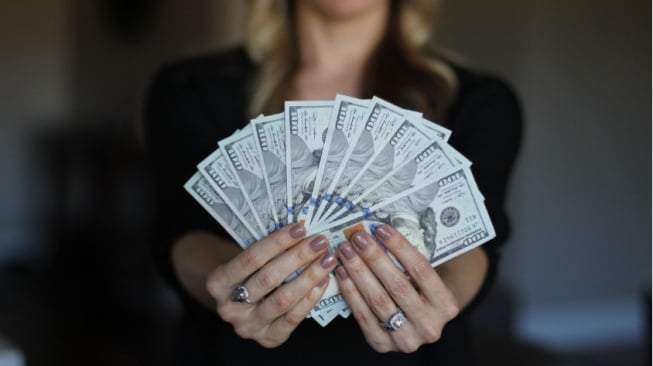 Lingkaran Setan Upah Minimum: Tertinggal dari Tetangga, Tergerus Inflasi