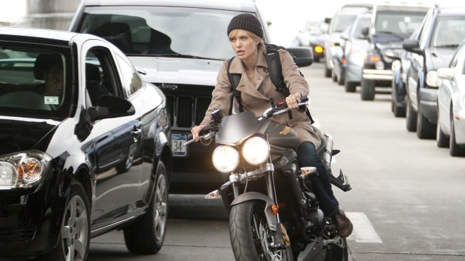 Film Salt yang dibintangi Angelina Jolie akan tayang Senin (24/11/2025) malam ini pukul 21.00 WIB di Trans TV. [YouTube]