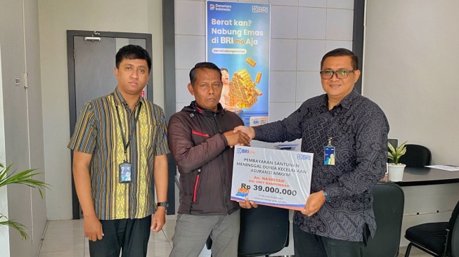 Premi Cuma Rp50 Ribu, Ahli Waris Nasabah BRI Bandungan Terima Santunan Puluhan Juta dari BRILife