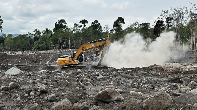 Pemkab Lumajang Hentikan Semua Aktivitas Tambang Pasir, Gunung Semeru Berstatus Awas!