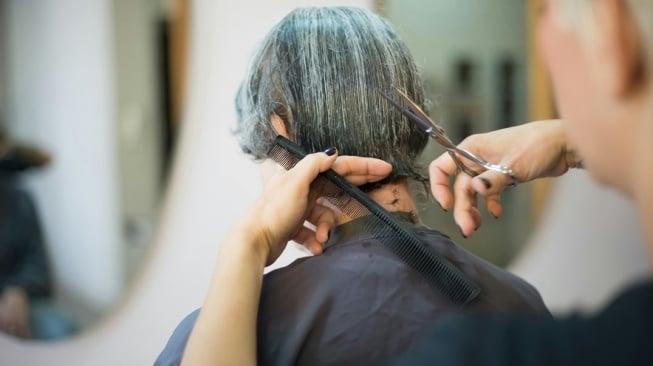 Ilustrasi potong rambut, ilustrasi mimpi potong rambut. (Pexels/Kampus Production)