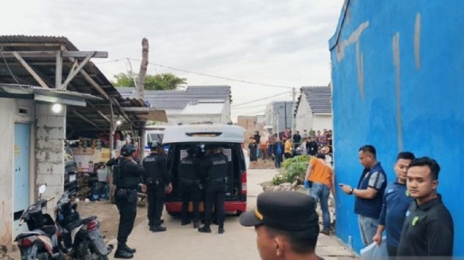 Polisi mengusut kejadian mortir meledak di Kampung Ujung Harapan, Kelurahan Bahagia, Kecamatan Babelan, Kabupaten Bekasi, Senin (24/11) [Suara.com/ANTARA]