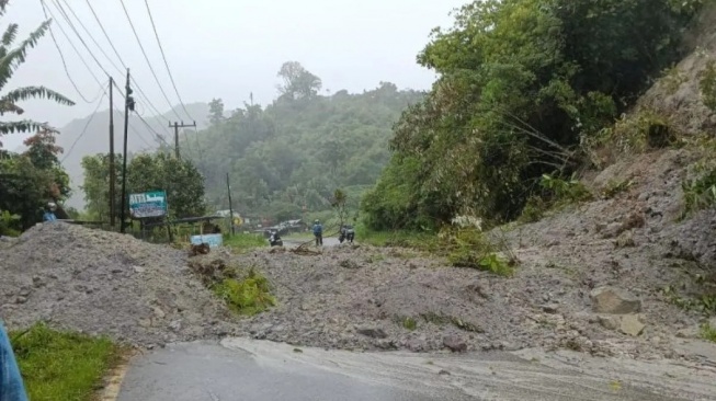 Padang-Bukittinggi via Malalak Lumpuh Total, Badan Jalan Tertimbun Longsor!