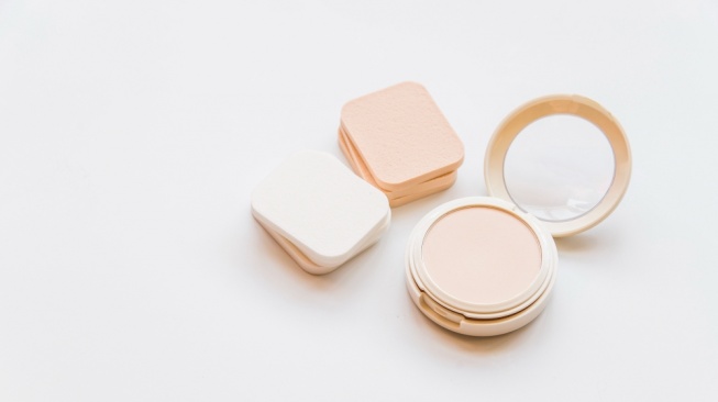 Pilih Bedak Two Way Cake atau Compact Powder? Ini Perbedaan yang Wajib Kamu Tahu
