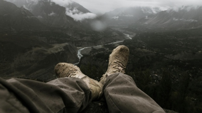 5 Sepatu Hiking Terbaik dari Brand Lokal yang Empuk dan Tahan Banting