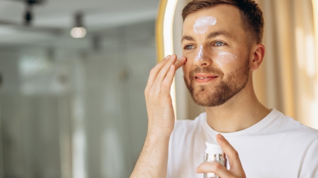 5 Rekomendasi Sunscreen Pria untuk Kulit Kusam, Wajah Auto Cerah dan Glowing