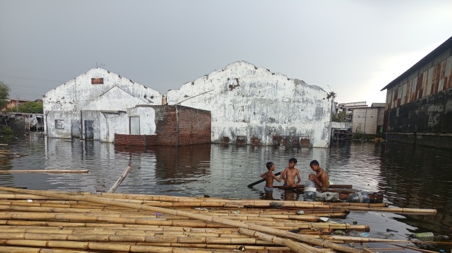 Tumbuh di Wilayah Rob, Peran Stimulasi di Tengah Krisis Iklim yang Mengancam Masa Depan Anak Pesisir