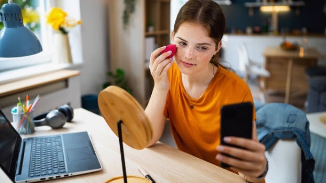 9 Rekomendasi Bedak untuk Remaja yang Bikin Glowing, Tahan Hingga Seharian