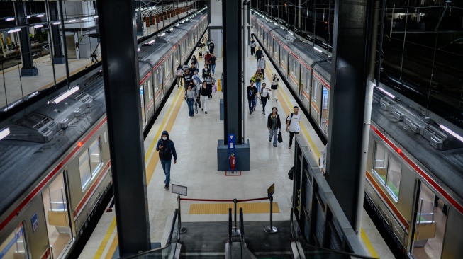 Penumpang berjalan di peron saat uji coba Stasiun Rangkasbitung Ultimate di Lebak, Banten, Senin (24/11/2025). [ANTARA FOTO/Muhammad Bagus Khoirunas/agr]