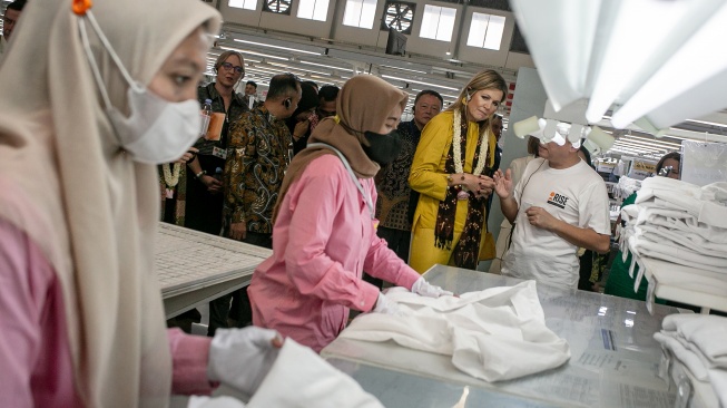 Penasihat Khusus Sekretaris Jenderal PBB untuk Kesehatan Finansial (UNSGSA) yang juga Ratu Belanda Maxima Zorreguieta Cerruti (kedua kanan) berbincang dengan pekerja pabrik saat melakukan kunjungan di pabrik konveksi PT. Glory Industrial Sragen, Jawa Tengah, Selasa (25/11/2025). [ANTARA FOTO/Mohammad Ayudha/bar]