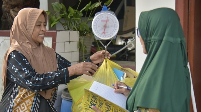 Setiap RW menjalankan program swadaya dengan dukungan dana stimulan Rp5 juta per bulan serta bonus Rp10 juta per tahun bagi RW yang memenuhi indikator kemandirian (Dok: Pemkot Surabaya)