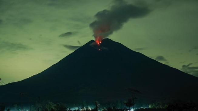 Lava pijar keluar dari kawah Gunung Semeru terlihat dari Kecamatan Pronojiwo, Lumajang, Jawa Timur, Selasa (25/11/2025) dini hari. [ANTARA FOTO/Irfan Sumanjaya/bar]