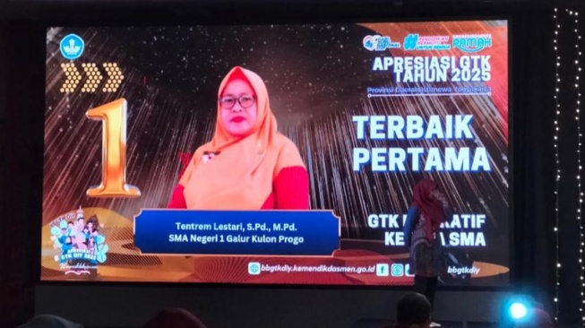 Tentrem Lestari: Dedikasi Seorang Guru dari Pinggiran Kulon Progo yang Tak Pernah Hitung-hitungan