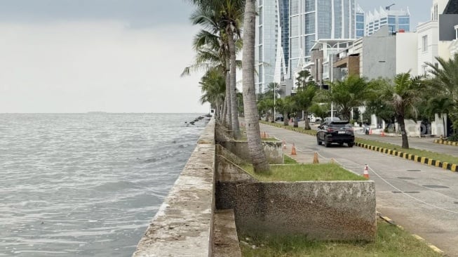 Janji Rano Karno Benahi Tanggul Pantai Mutiara yang Mulai Rembes