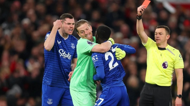 Pemain Everton Dikartu Merah usai Tampar Rekan Sendiri, Akui Terbawa Emosi