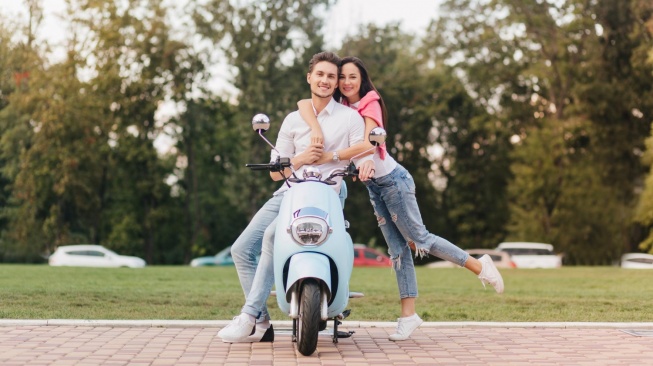 8 Rekomendasi Motor Listrik Mirip Vespa yang Lebih Murah dan Irit