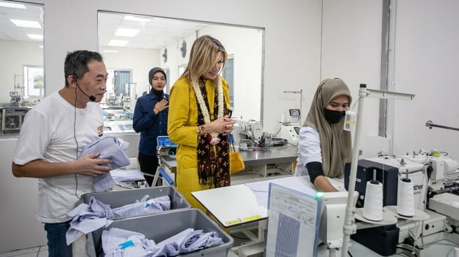 Penasihat Khusus Sekretaris Jenderal PBB untuk Kesehatan Finansial (UNSGSA) yang juga Ratu Belanda Maxima Zorreguieta Cerruti (kedua kanan) berbincang dengan pekerja pabrik saat melakukan kunjungan di pabrik konveksi PT. Glory Industrial Sragen, Jawa Tengah, Selasa (25/11/2025). [ANTARA FOTO/Mohammad Ayudha/bar]