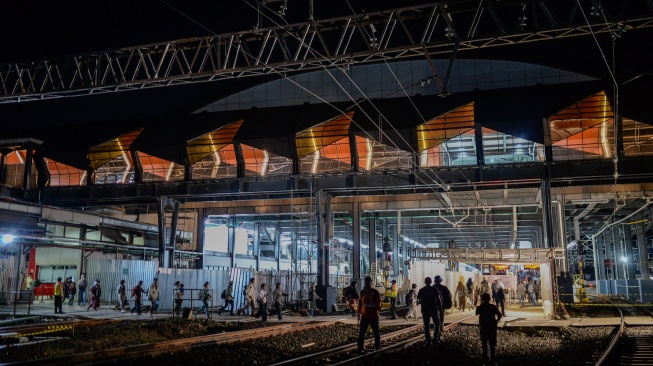 Penumpang berjalan saat uji coba Stasiun Rangkasbitung Ultimate di Lebak, Banten, Senin (24/11/2025). [ANTARA FOTO/Muhammad Bagus Khoirunas/agr]