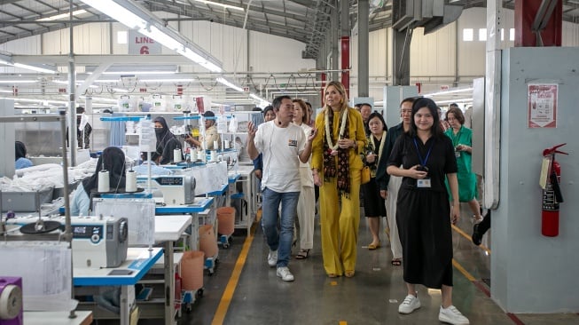 Penasihat Khusus Sekretaris Jenderal PBB untuk Kesehatan Finansial (UNSGSA) yang juga Ratu Belanda Maxima Zorreguieta Cerruti (kedua kiri) saat melakukan kunjungan di pabrik konveksi PT. Glory Industrial Sragen, Jawa Tengah, Selasa (25/11/2025). [ANTARA FOTO/Mohammad Ayudha/bar]