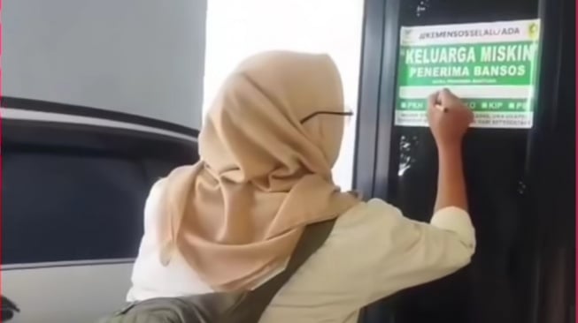 Viral Stiker Keluarga Miskin Ditempel di Rumah Punya Mobil,Bansos Salah Sasaran Lagi?