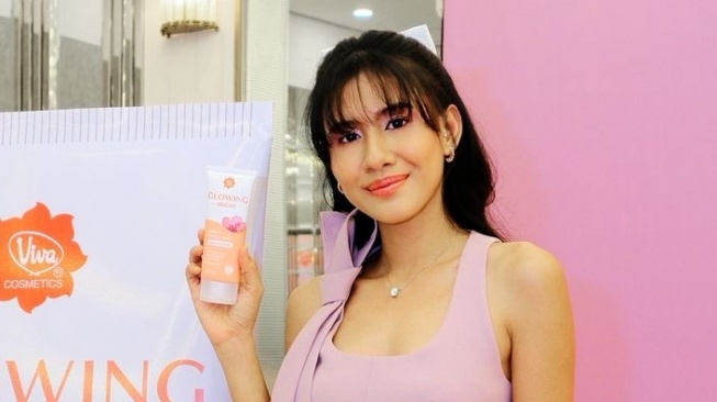 Shenina Cinnamon resmi diperkenalkan sebagai brand ambassador Viva Cosmetics. [Istimewa]