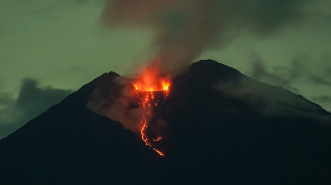 Lava pijar keluar dari kawah Gunung Semeru terlihat dari Kecamatan Pronojiwo, Lumajang, Jawa Timur, Selasa (25/11/2025) dini hari. [ANTARA FOTO/Irfan Sumanjaya/bar]