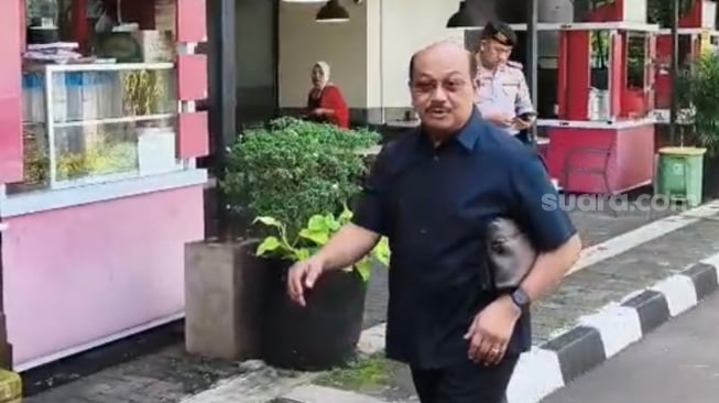 Penasihat Hukum Eks Direktur Utama PT ASDP Ira Puspadewi, Soesilo Aribowo, menyambangi Rutan Cabang Gedung Merah Putih Komisi Pemberantasan Korupsi (KPK) untuk menemui kliennya. (Suara.com/Dea)