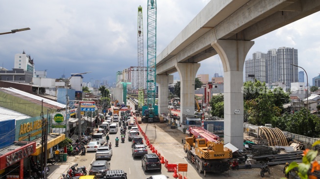 Suasana pembangunan proyek Lintas Raya Terpadu (LRT) Jakarta Fase 1B di Jakarta, Rabu (26/11/2025). [Suara.com/Alfian Winanto]