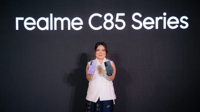 Krisva Angnieszca, PR Lead realme Indonesia bersama realme C85 Series. [realme Indonesia]