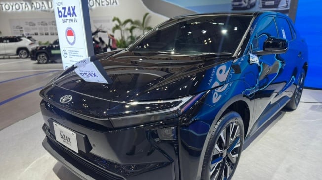 Pembukaan booth Toyota di GJAW 2025 yang sekaligus memperkenalkan New bZ4X rakitan lokal. (Foto: TAM)