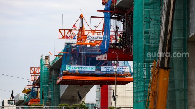 Suasana pembangunan proyek Lintas Raya Terpadu (LRT) Jakarta Fase 1B di Jakarta, Rabu (26/11/2025). [Suara.com/Alfian Winanto]