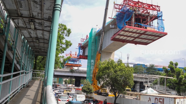 Suasana pembangunan proyek Lintas Raya Terpadu (LRT) Jakarta Fase 1B di Jakarta, Rabu (26/11/2025). [Suara.com/Alfian Winanto]