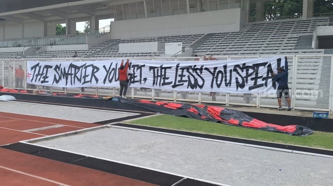 Kelompok Suporter Timnas Indonesia, La Grande Indonesia datangi skuad Timnas Indonesia U-22 di Stadion Madya, Jakarta (Suara.com/Adie Prasetyo Nugraha).