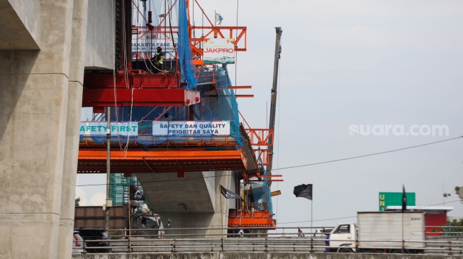 Suasana pembangunan proyek Lintas Raya Terpadu (LRT) Jakarta Fase 1B di Jakarta, Rabu (26/11/2025). [Suara.com/Alfian Winanto]