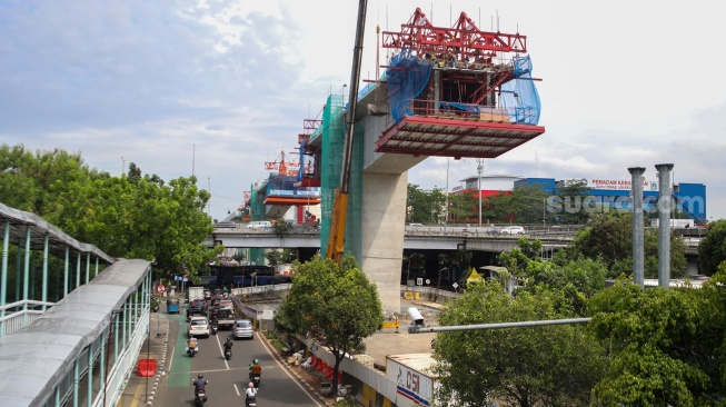 Suasana pembangunan proyek Lintas Raya Terpadu (LRT) Jakarta Fase 1B di Jakarta, Rabu (26/11/2025). [Suara.com/Alfian Winanto]