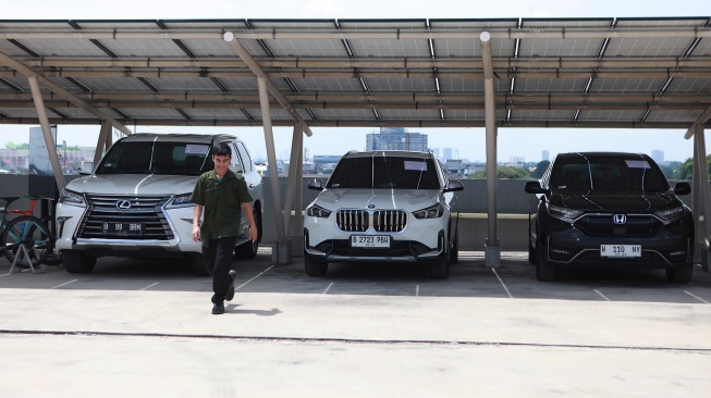 Petugas berjalan di dekat barang bukti kendaraan hasil sitaan yang akan dilelang di Rumah Penyimpanan Benda Sitaan Negara (Rupbasan) Komisi Pemberantasan Korupsi di Cawang, Jakarta, Rabu (26/11/2025). [ANTARA FOTO/Reno Esnir/sgd/tom]