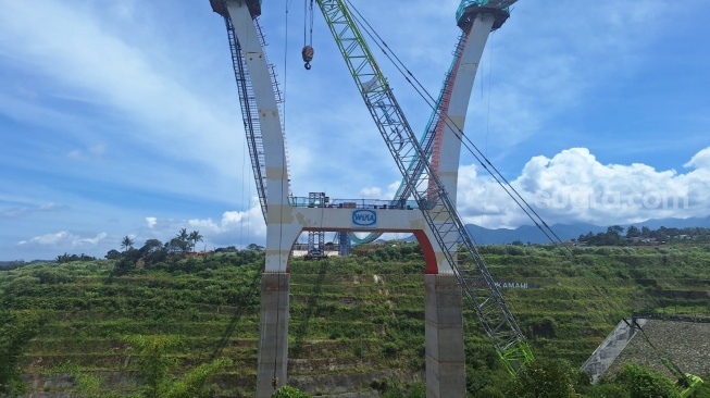 Melihat Lebih Dekat Pembangunan Jembatan Kaca Terpanjang di Indonesia