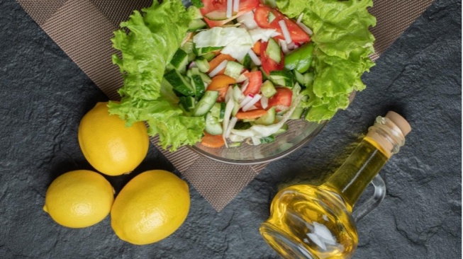 Rahasia Salad Lezat, Rekomendasi 3 Minyak Zaitun yang Wajib Dicoba!