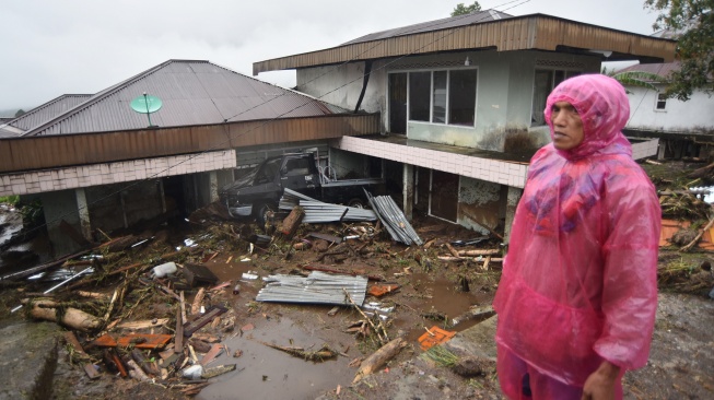 Warga berada di depan rumah yang terdampak longsor di Toboh Tangah, Nagari Malalak Timur, Agam, Sumatera Barat, Kamis (27/11/2025). [ANTARA FOTO/Iggoy el Fitra/YU]