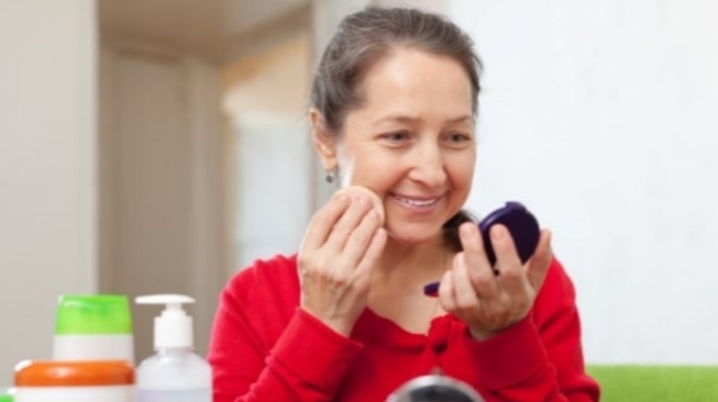 5 Rekomendasi Rangkaian Skincare Anti Aging untuk Usia 50 Tahun Ke Atas
