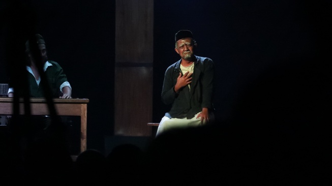 Teater Teding mementaskan lakon klasik 'Fajar Siddiq' di Kota Lama Semarang pada Rabu (27/11/2025). [Istimewa]