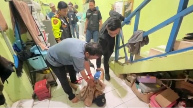 Prarekonstruksi Ungkap Aksi Keji Ayah Tiri Bunuh Alvaro: Dibekap Handuk, Dibuang di Tumpukan Sampah