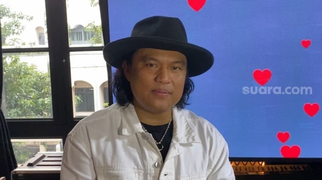 Posan Tobing saat ditemui di kawasan Kemang, Jakarta Selatan pada Kamis, 26 November 2025. [Suara.com/Tiara Rosana]