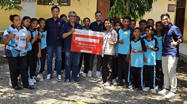 Penyerahan Bantuan 111.500 GB kuota internet Telkomsel kepada perwakilan SMP Susila Koting (Dok: Telkom)