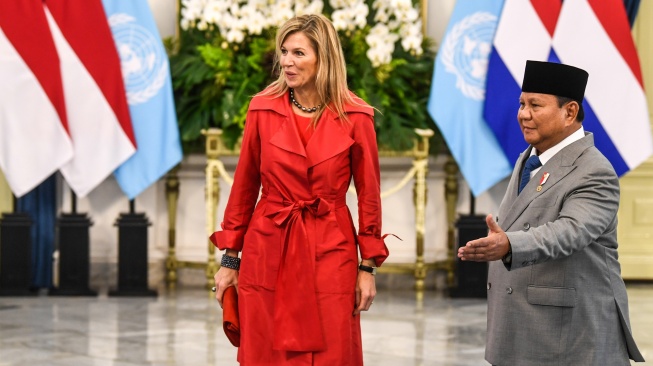Presiden Prabowo Subianto (kanan) menerima kunjungan Advokat Khusus Sekretaris Jenderal Perserikatan Bangsa-Bangsa (PBB) untuk Kesehatan Finansial (UNSGSA) sekaligus Ratu Maxima dari Kerajaan Belanda (kiri) di Istana Merdeka, Jakarta, Kamis (27/11/2025). [ANTARA FOTO/Galih Pradipta/YU]