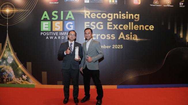 Chief Executive Officer (CEO) Telin Malaysia Taufiq Hussien dan Finance Manager Telin Malaysia Dony Septyharsono saat menerima penghargaan Juara 1 pada Lestari Awards 2025 kategori Relations to Local Communities yang berlangsung di Malaysia, beberapa waktu yang lalu (Dok: Telkom) 