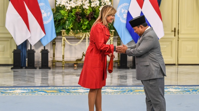 Presiden Prabowo Subianto (kanan) berjabat tangan dengan Advokat Khusus Sekretaris Jenderal Perserikatan Bangsa-Bangsa (PBB) untuk Kesehatan Finansial (UNSGSA) sekaligus Ratu Maxima dari Kerajaan Belanda (kiri) saat melakukan kunjungan di Istana Merdeka, Jakarta, Kamis (27/11/2025). [ANTARA FOTO/Galih Pradipta/YU]